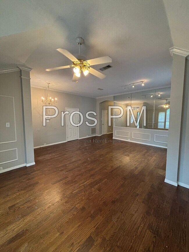 Building Photo - 2921 Meadow Glen Dr