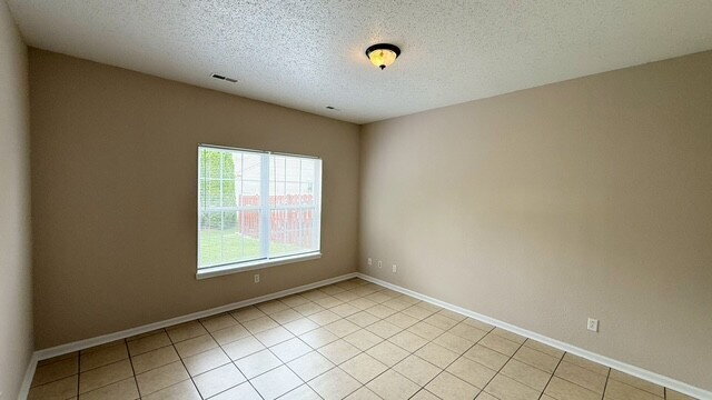 Building Photo - SOUTHEAST SIDE 3 BEDROOM/2 BATH RANCH AVAILABLE NOW!