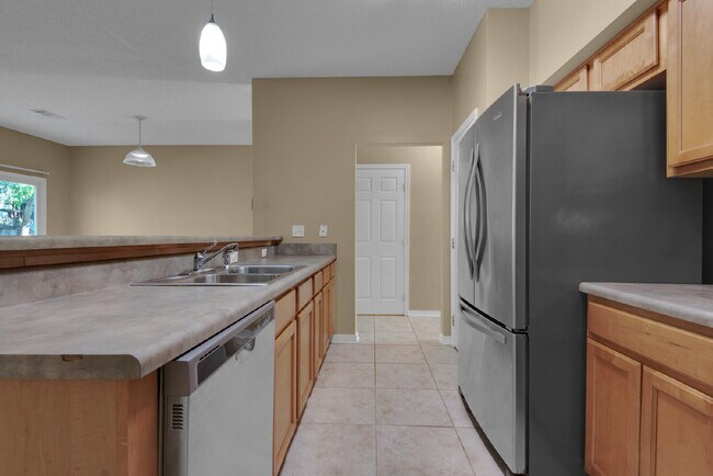Building Photo - "Charming 3-Bed Townhouse Retreat with 2.5...