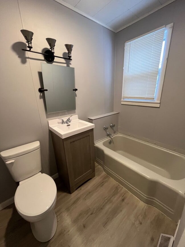 Building Photo - Single Family Home Available!
