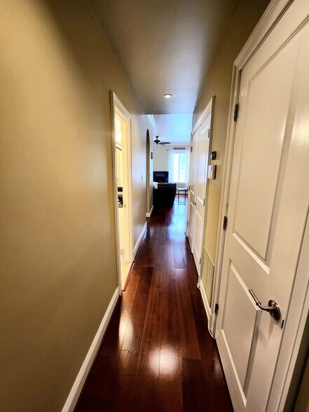 Building Photo - 8 Andrew Pl