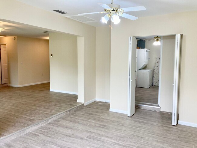 Building Photo - Clean ready to go 2/1 in Beverly Hills!
