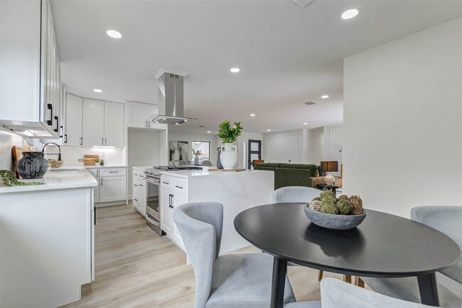 Building Photo - 9923 Emnora Ln