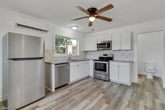 Building Photo - 1 br, 1 bath House - 124 East Castlebriar ...