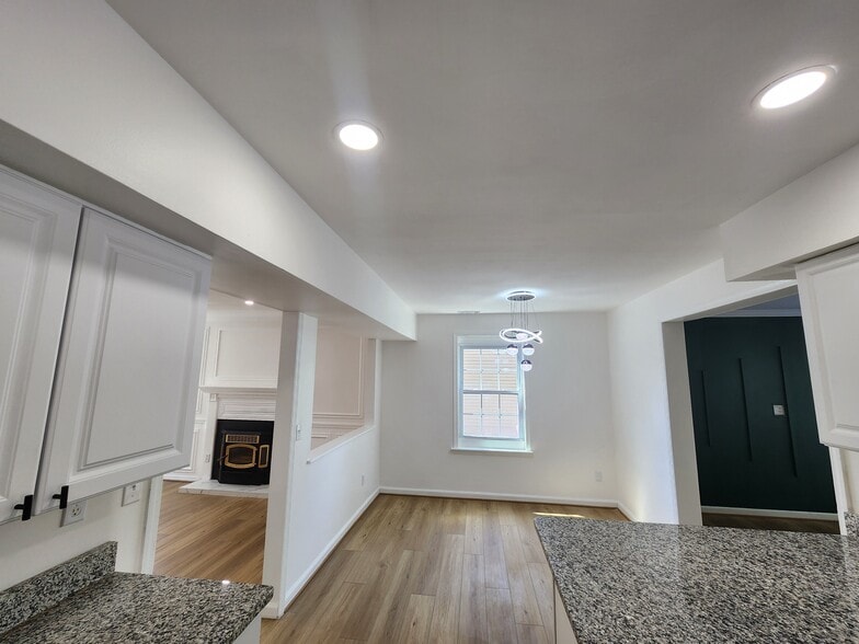 Building Photo - 1206 Caldwell Ct S