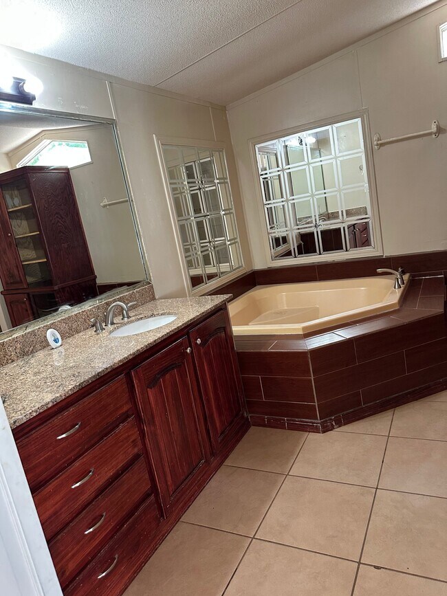 Building Photo - 16979 Pine Trail Dr