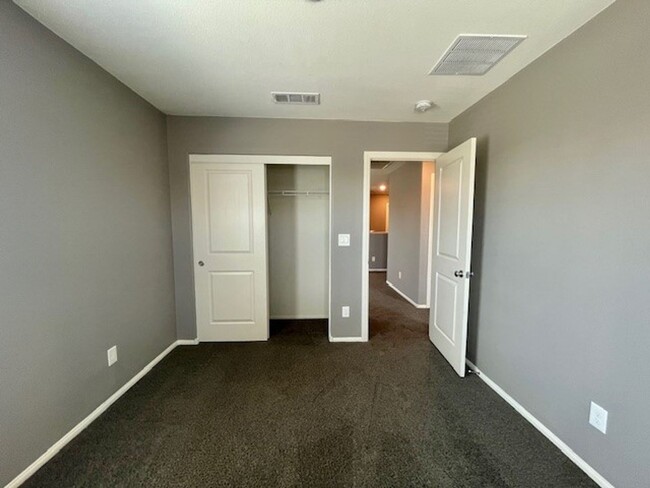 Building Photo - Gorgeous 2 Story Townhome Ready in Gated C...