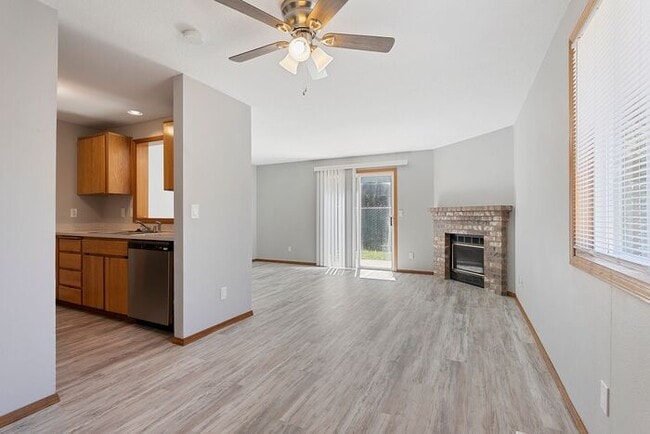 Building Photo - 3 bedroom townhouse with Garage!! Wont las...