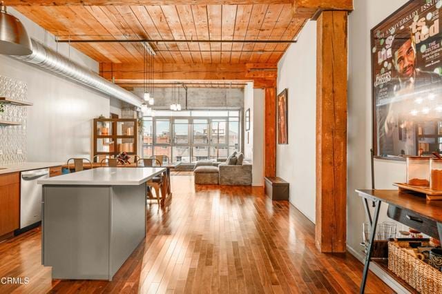 Building Photo - 530 S Hewitt St