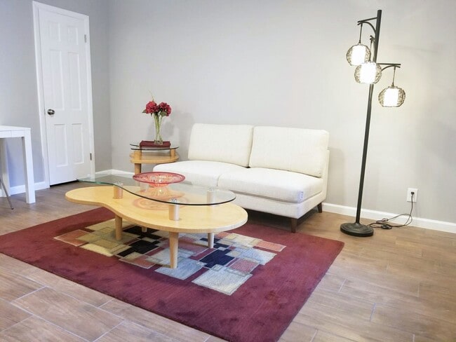 Building Photo - 1B/1B Condo! All Utilities Included! Near ...