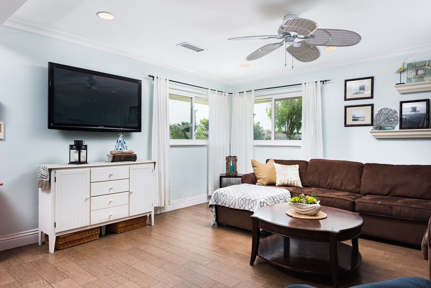 Living room - 3179 Sicily Ave