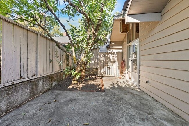 Building Photo - 6780 SW Canyon Terrace