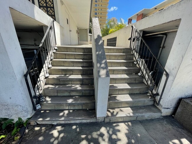 Building Photo - Recently Remodeled Studio In The Heart of Waikiki.