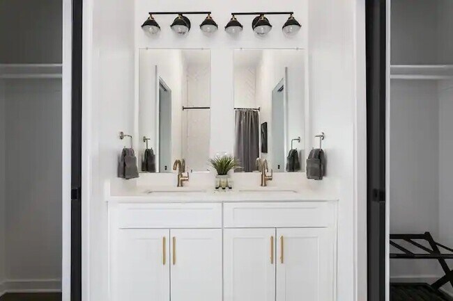 Building Photo - 738 Douglas Ave