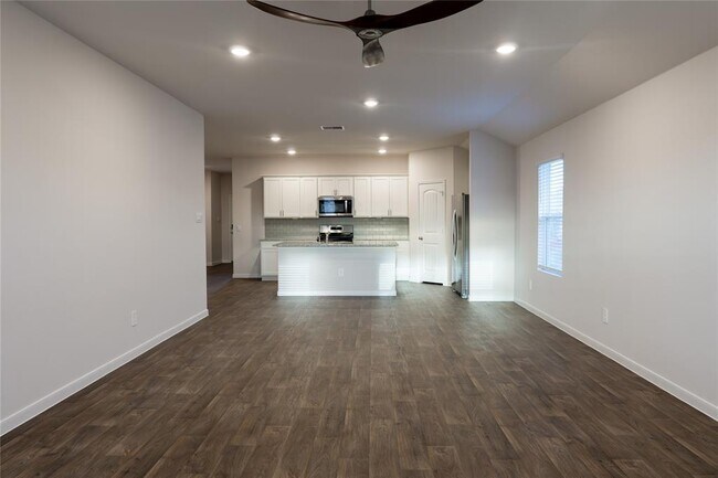 Building Photo - 401 Abbey Ln