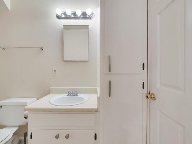 Building Photo - 2221 Timberwood Cir N