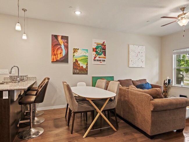 Building Photo - Beautiful 3 Bed, 3 1/2 Bath Townhome in We...