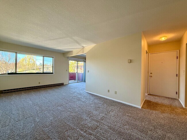 Building Photo - Vintage Upstairs 2 Bedroom With Patio In Hollywood District ~ Near It All! Off Street Parking~ Pe...