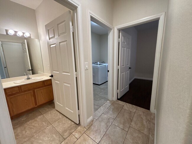 Building Photo - ***MOVE-IN SPECIAL!!!*** 2-Bedroom, 2-Bathroom Townhome located in Henderson, Nevada