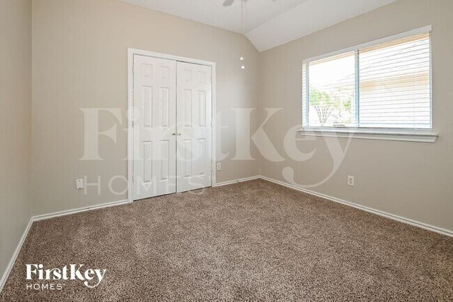 Building Photo - 2210 Meadowstone Dr