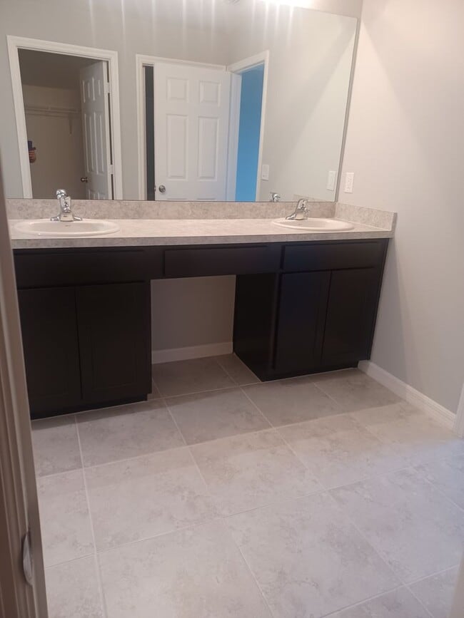 Building Photo - 3921 NE 15th Pl