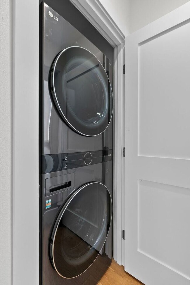 Building Photo - Stunning Ultra-Modern Central District Tow...