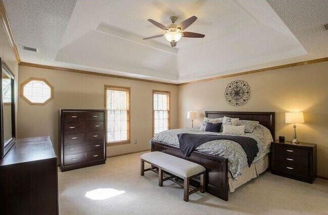 Building Photo - Beautiful 4 Bedroom in Blue Valley Schools