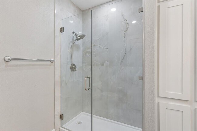 Building Photo - 501 Lone Star Dr
