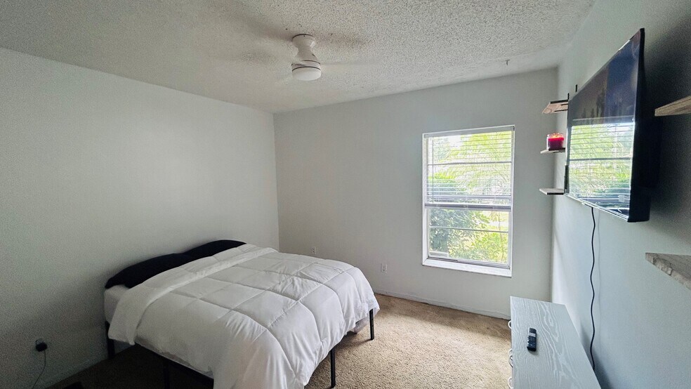 Building Photo - 6903 El Centro Ct