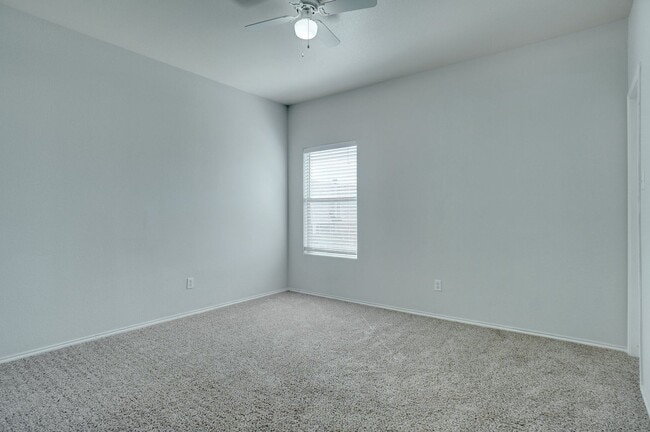 Building Photo - Spacious Duplex Townhome in Quiet Cul-de-Sac | Fresh Paint | 15-Month Lease
