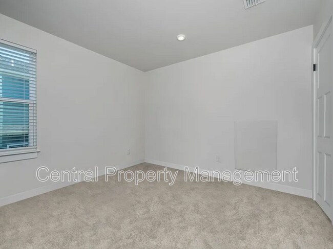 Building Photo - 200 Hollythorpe Ln