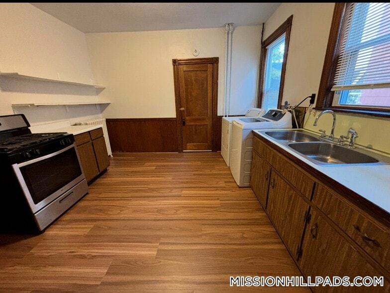 Building Photo - 225 Walnut Ave