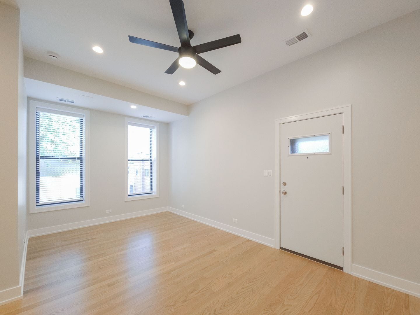 Building Photo - 2057 W Dickens Ave