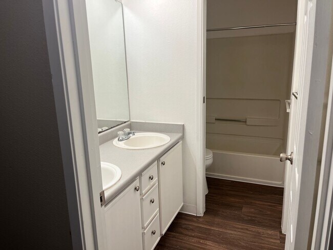 Building Photo - Top Floor 2 Bedroom 1 Bath! $1000 Off First Full Month! Top Floor!