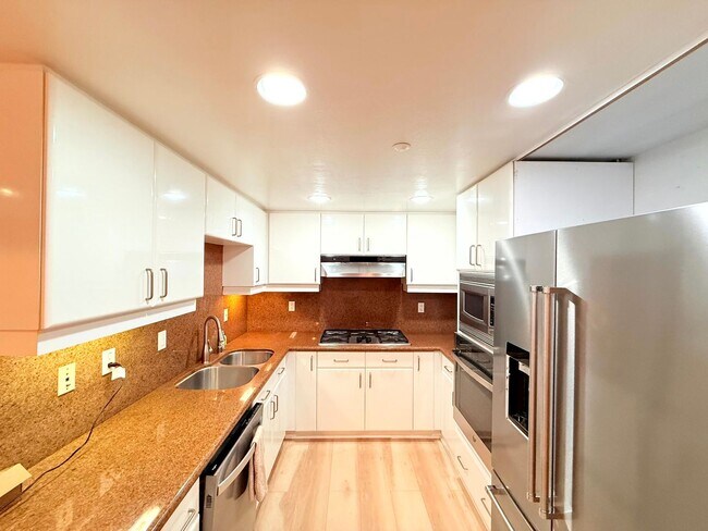 Building Photo - Fantastic 2 Bed 2 Bath Condo Partially Fur...