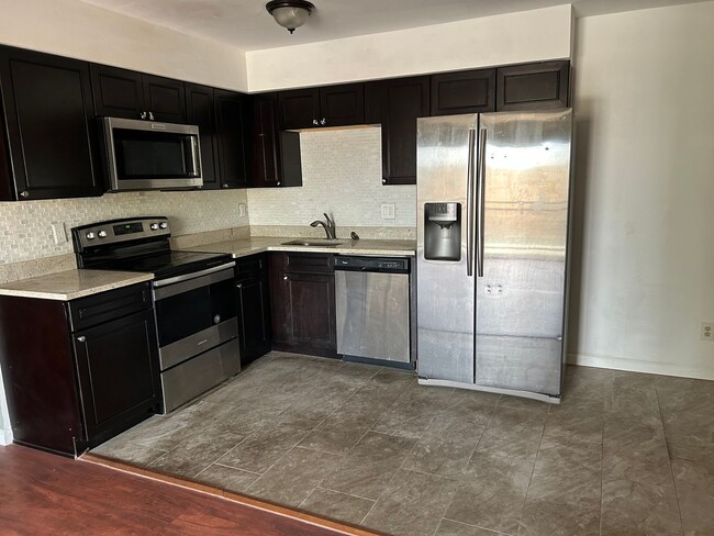 Building Photo - Top-Floor Condo with Trail Access + Commun...