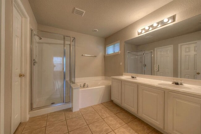 Building Photo - 9812 Pasatiempo Dr