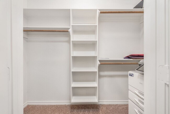 Building Photo - August Pre-Lease!! 4/4.5 in Pershing Point!