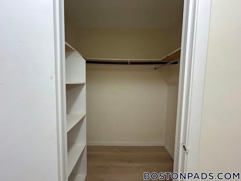 Building Photo - 24 Whites Ave