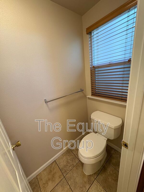 Building Photo - 1422 E Mesa Ct