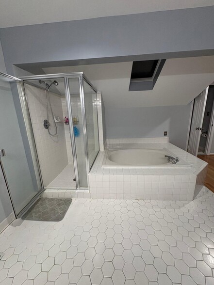 Building Photo - 1 Morning Breeze Ct