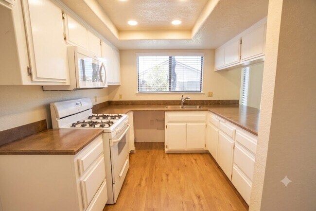Building Photo - 1221 Primrose Ct
