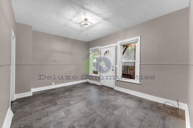 Building Photo - 636 Livingston Ave NE