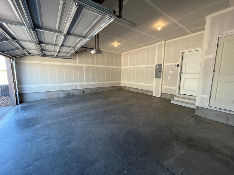 Oversized 2-car garage - 5030 McKinnon Ct