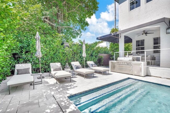 Building Photo - 2143 N Bay Rd