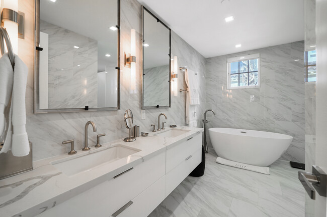 Building Photo - 19117 Fisher Island Dr