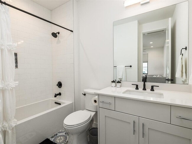 Building Photo - 800 Emilia Ct