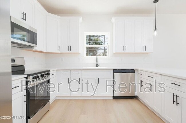 Building Photo - 9261 Dolphin St