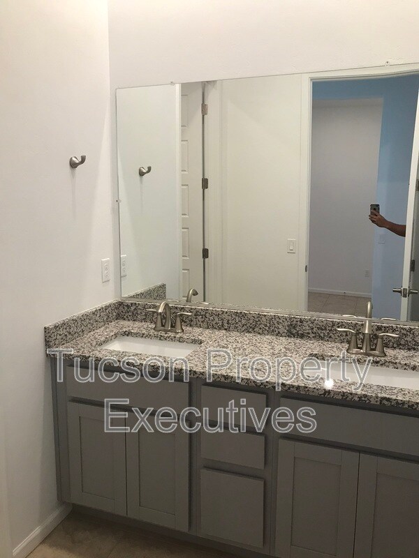 Building Photo - 10918 W Yates Ln