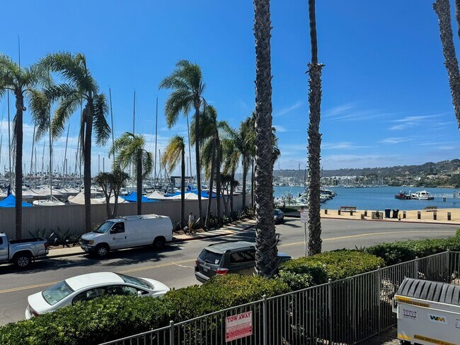Building Photo - Beautiful Furnished 1 Bedroom, 1.5 Bath Co...